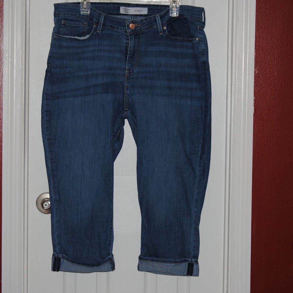 Levi - Mid Rise Capri - Size 18